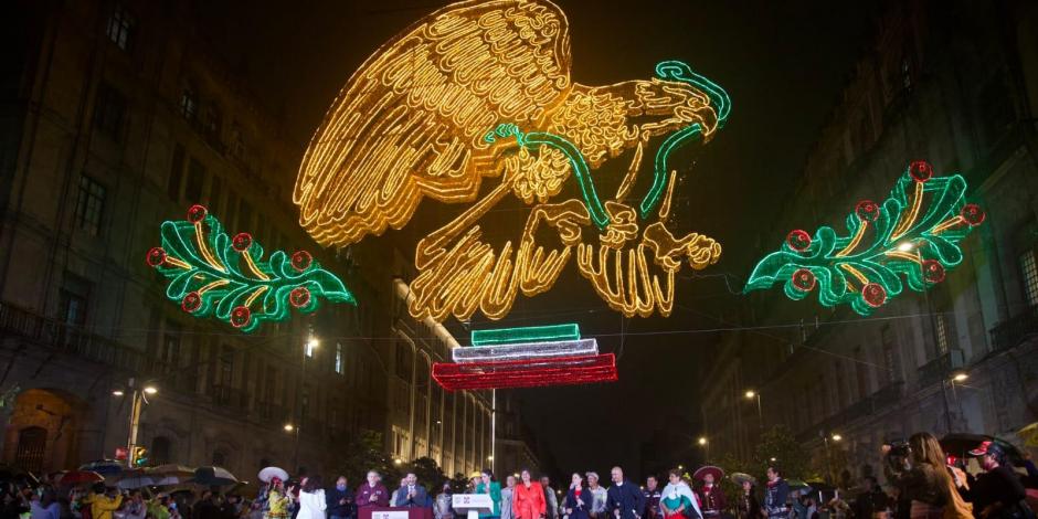 El pasado martes se encendió la luminaria con motivos patrios en edificios del Zócalo de la Ciudad de México,