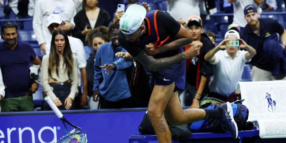 Nick Kyrgios arroja una raqueta justo después de su derrota contra el ruso Karen Khachanov en los cuartos de final del US Open.