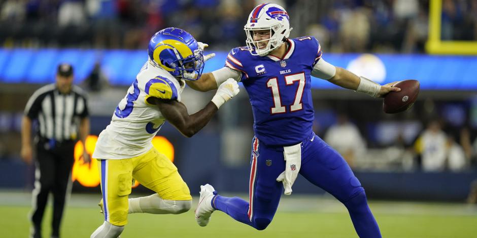 Josh Allen (17), quarterback de los Bills, intenta dejar atrás a Nick Scott, safety de los Rams, en el duelo inaugural de la NFL.