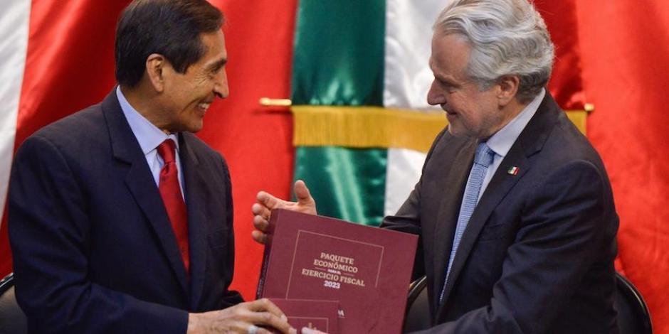 El secretario Ramírez de la O entrega el Paquete Económico al presidente de la Mesa Directiva, Santiago Creel, ayer.