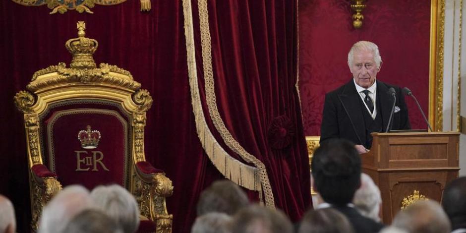A dos días del fallecimiento de la reina Isabel II, su hijo, Carlos III, fue proclamado nuevo monarca del Reino Unido este sábado.