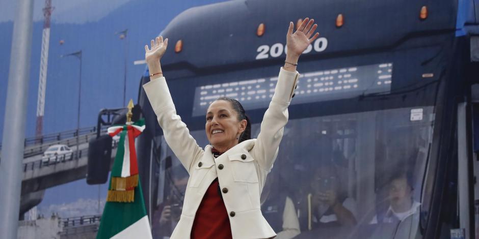 La jefa de Gobierno de la Ciudad de México, Claudia Sheinbaum, encabezó el inicio del periodo de pruebas del Trolebús Elevado.