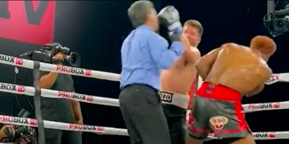 El boxeador mexicano Mario Aguilar golpea al árbitro de su pelea ante Brandon Glanton