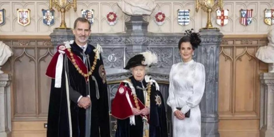 El rey Felipe VI, la reina Isabel II de Inglaterra y la reina Letizia en una foto posterior a la ceremonia de investidura de Don Felipe como Caballero de la Muy Noble Orden de la Jarretera