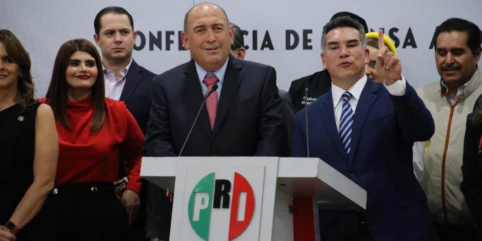 El líder del PRI, Alejandro 'Alito' Moreno (der.), y el coordinador del tricolor en San Lázaro, Rubén Moreira (izq.), durante conferencia de prensa.