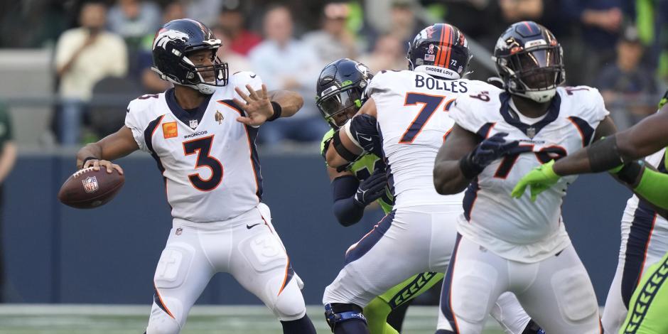 Russell Wilson (3), quarterback de los Denver Broncos, lanza para touchdown contra los Seattle Seahawks en la Semana 1 de la NFL.