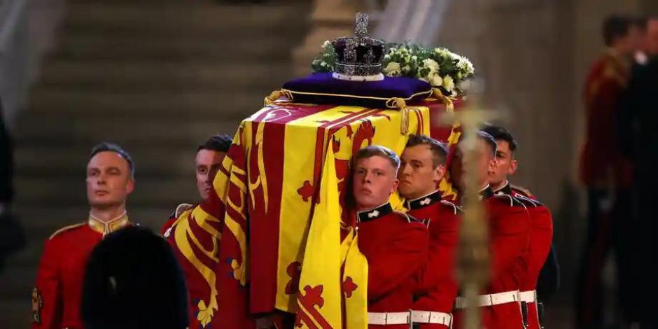 El féretro de la reina Isabel II arribó al Palacio de Westminster la mañana de este miércoles.