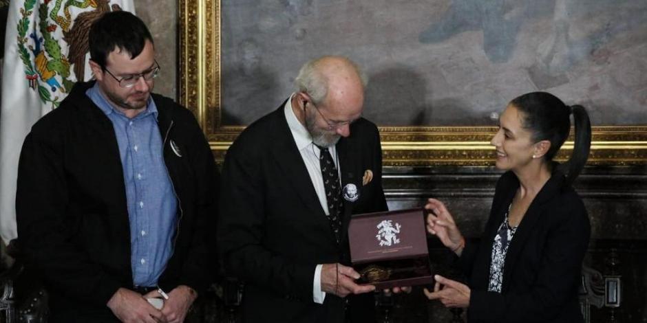 La Jefa de Gobierno de la Ciudad de México, Claudia Sheinbaum, hace entrega de llaves de la capital a John y Gabriel Shipton, padre y hermano de Julian Assange