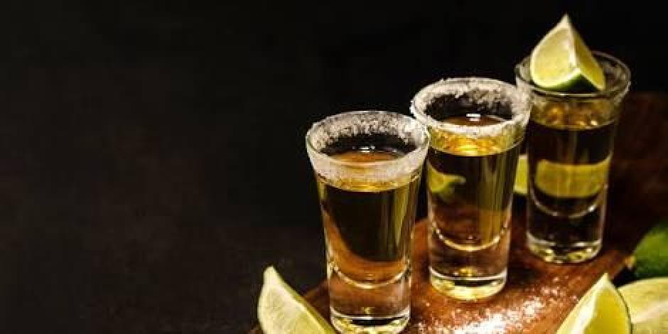 De acuerdo con la Secretaría de Agricultura y Desarrollo Rural, el nombre del tequila proviene de la voz náhuatl “Tecuilan” que significa “lugar de tributos”