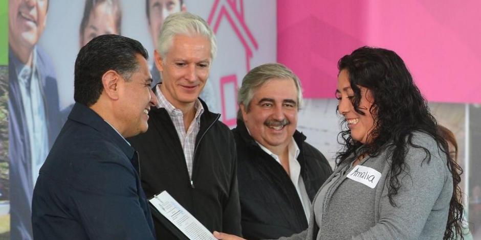 El Gobernador del Estado de México con una de las beneficiadas.