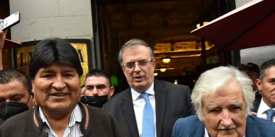 El canciller Marcelo Ebrard (centro) recibió a Evo Morales (izq.) y a José Mújica (der.), invitados a festejos por la Independencia de México.