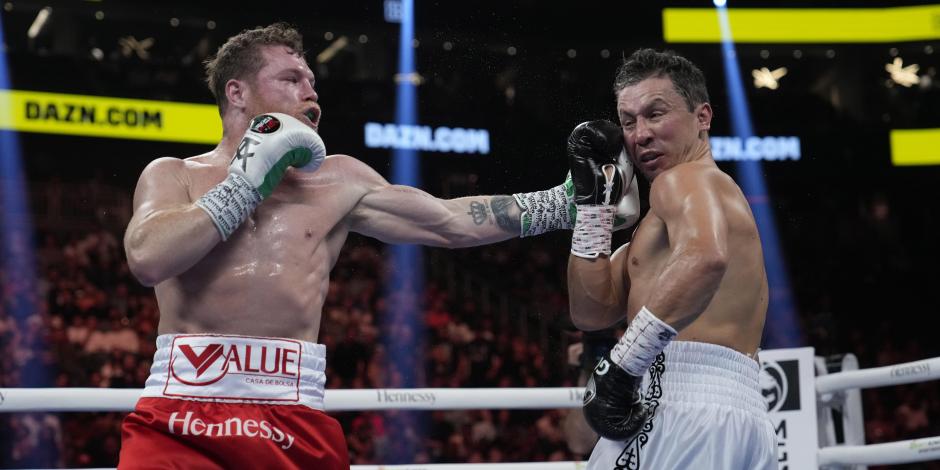 "Canelo" Álvarez conecta un golpe a Gennady Golovkin en su pelea de box en Las Vegas.