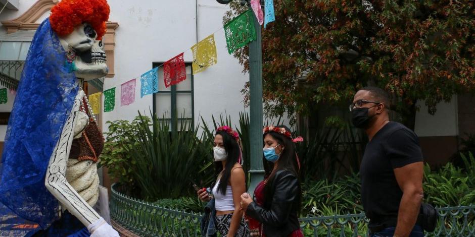 OPS advierte a México sobre aumento de casos de COVID-19 para Día de Muertos y fin de año