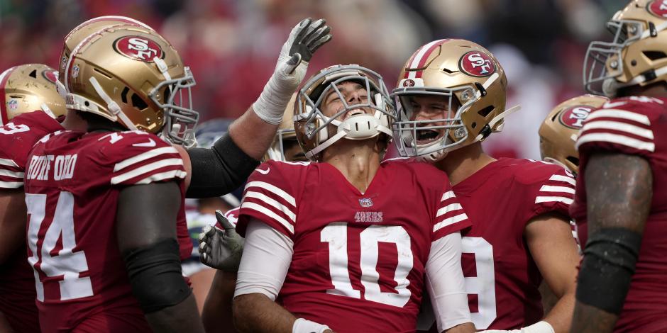 Jimmy Garoppolo (10), quarterback de los 49ers, festeja con sus compañeros durante el partido ante los Seahawks, en la Semana 2 de la NFL.
