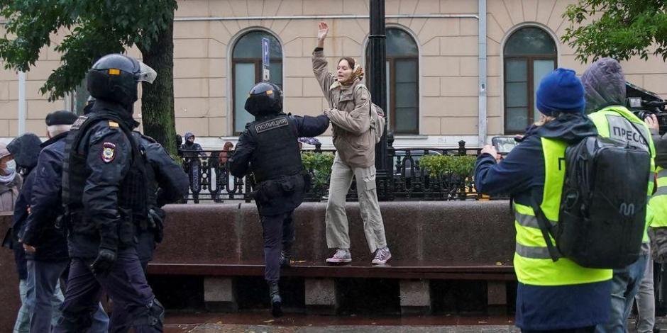 Durante las protestas contra el anuncio del presidente Vladimir Putin, una joven se sube a un banco y grita: “¡No somos carne de cañón!”, antes de que la policía la arreste