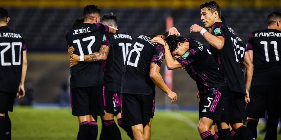 Jugadores de la Selección Mexicana festejan un gol en las eliminatorias rumbo al Mundial Qatar 2022.