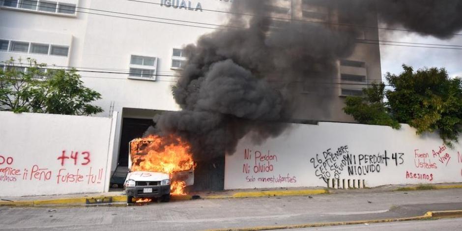 Alumnos de Ayotzinapa y de otras normales vandalizan instalaciones del Poder Judicial en Iguala a 8 años de la desaparición de los 43.