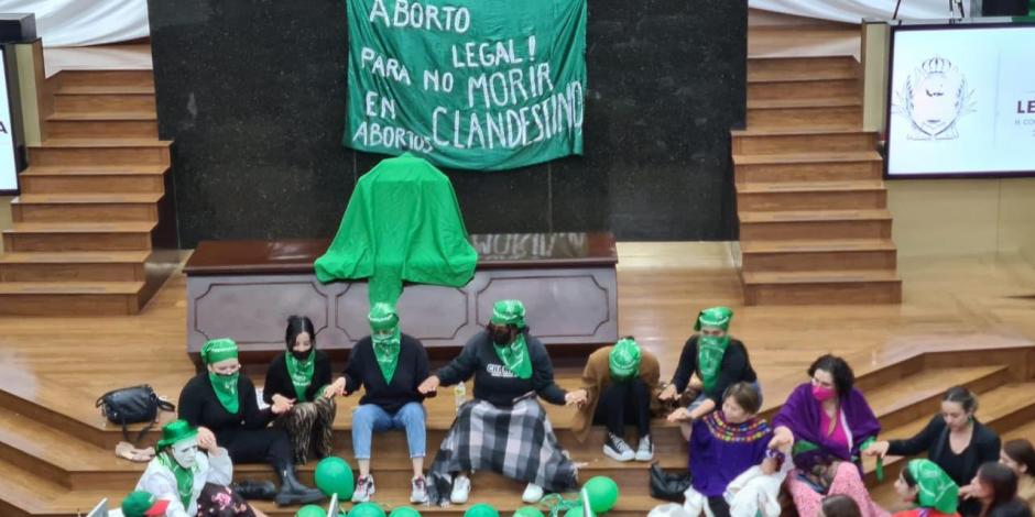 Colectivos feministas se congregaron en el Congreso de Durango para esperar el dictamen; legisladores rechazan despenalizar el aborto en la entidad.