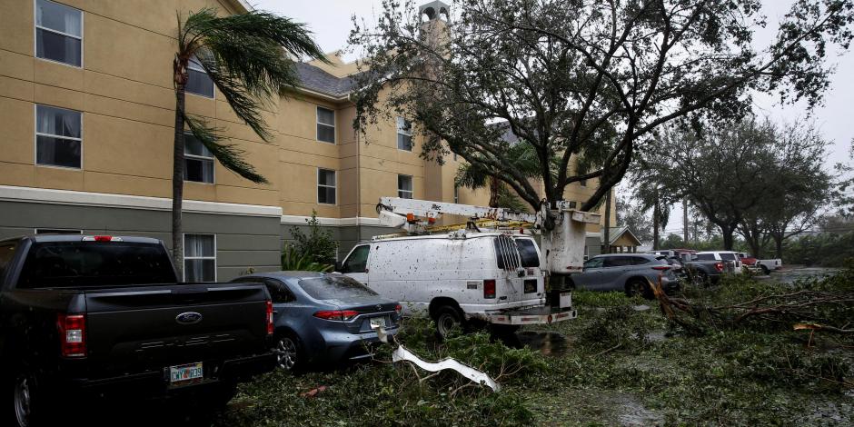Se ven árboles caídos y escombros en un estacionamiento cuando el huracán Ian toca tierra en el suroeste de Florida, en Fort Myers, Florida.