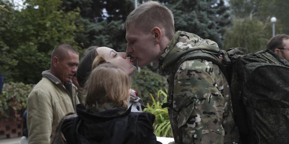 Un reservista se despide de su esposa y su hija antes de sumarse a los entrenamientos rusos.