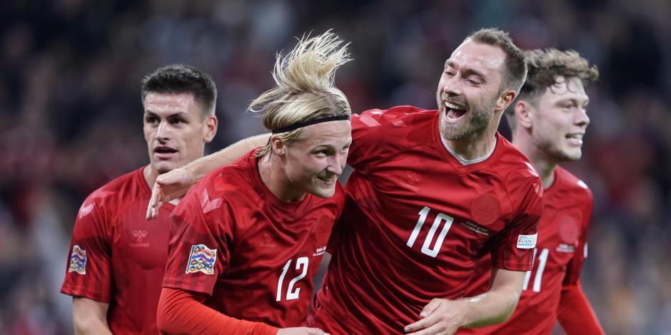 Jugadores de Dinamarca festejan un gol contra Francia, el pasado 25 de septiembre, en la UEFA Nations League. Daneses y franceses también se enfrentarán en el Mundial Qatar 2022.