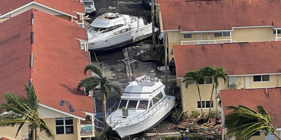 An aerial view of damaged boats and buildings after Hurricane Ian caused widespread Una vista aérea de los barcos dañados después de que el huracán Ian causara una destrucción generalizada en Fort Myers
