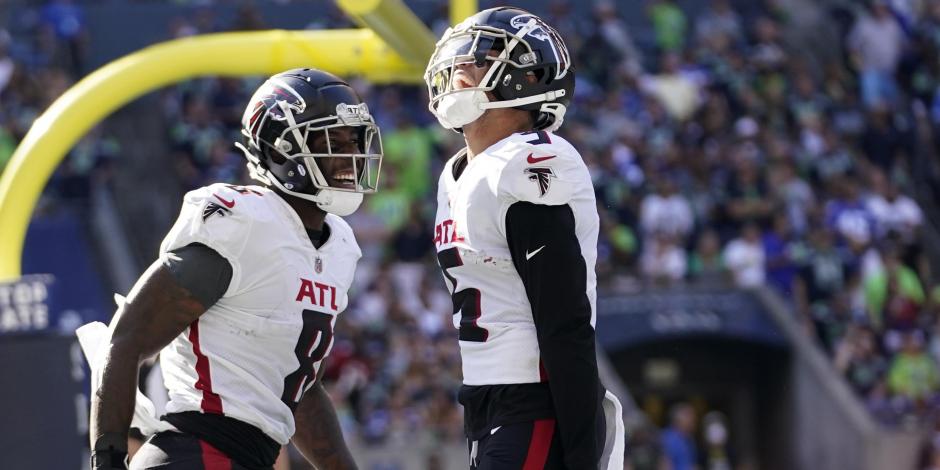 Drake London y Kyle Pitts festejan un touchdown de los Atlanta Falcons en su juego de la Semana 3 de la NFL contra los Seattle Seahawks.