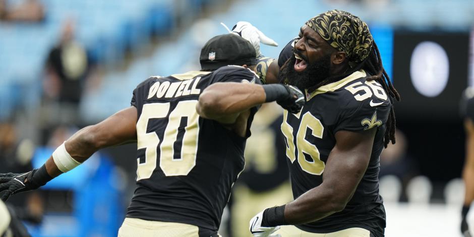 Demario Davis y Andrew Dowell festejan un touchdown de Saints contra Panthers en la Semana 3 de la NFL.