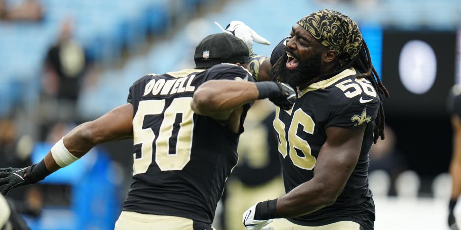 Demario Davis y Andrew Dowell festejan un touchdown de Saints contra Panthers en la Semana 3 de la NFL.