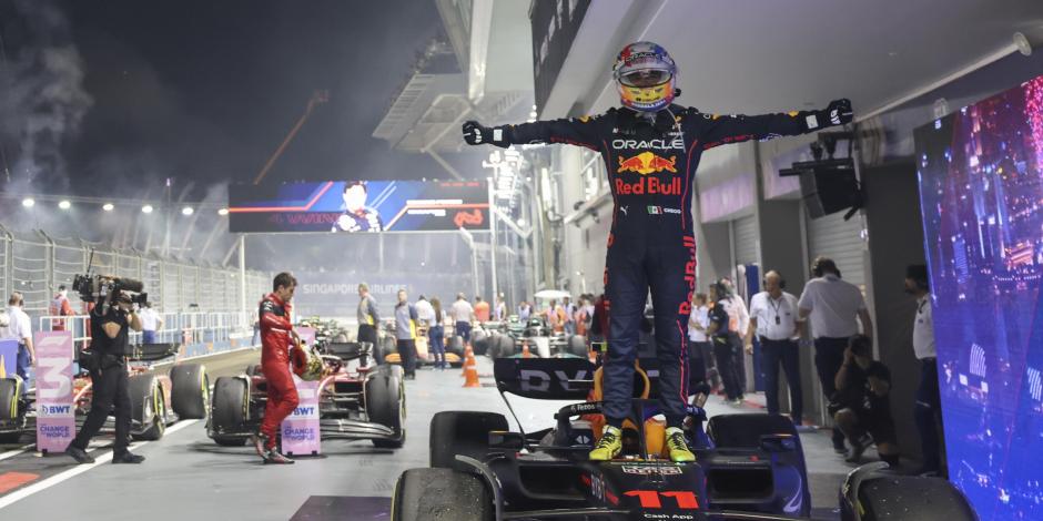 Checo Pérez festeja su victoria en el Gran Premio de Singapur de F1.