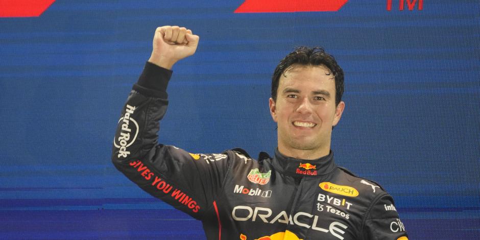 Checo Pérez celebra en el podio su victoria en el GP de Singapur de la F1.