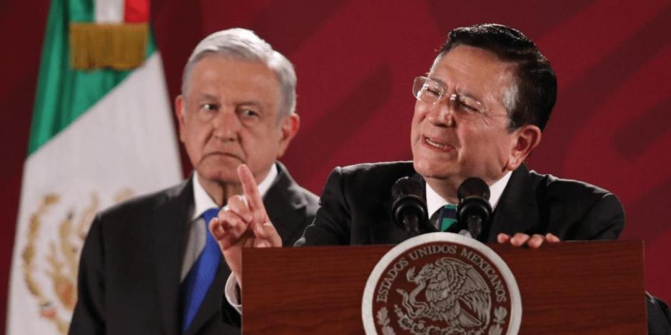 Ignacio Ovalle (frente) con el Presidente López Obrador (detrás).