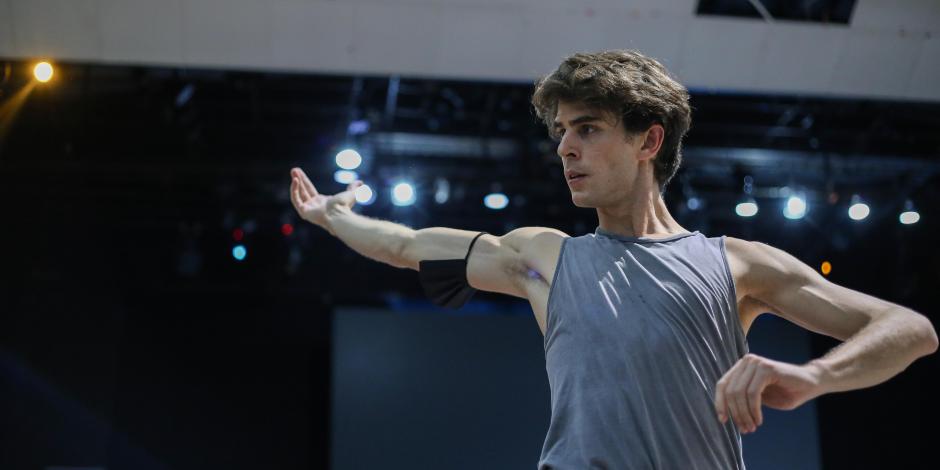 El primer bailarín del Ballet Nacional de España, Sergio Bernal, ensaya la coreografía para Carmina Burana.