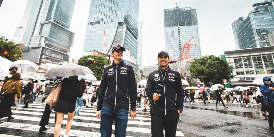 Max Verstappen y Checo Pérez mostraron sus dotes para el futbol en Japón, sede del próximo Gran Premio de F1.