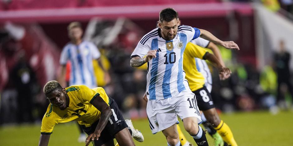 Lionel Messi conduce el balón durante el partido amistoso entre Argentina y Jamaica, rumbo al Mundial Qatar 2022, el pasado 27 de septiembre.