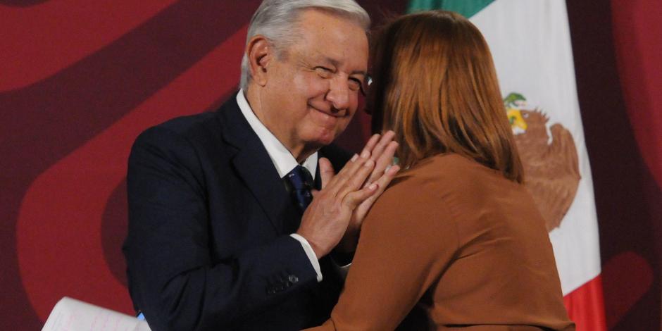 Tatiana Clouthier intenta abrazar al Presidente López Obrador, ayer en conferencia.