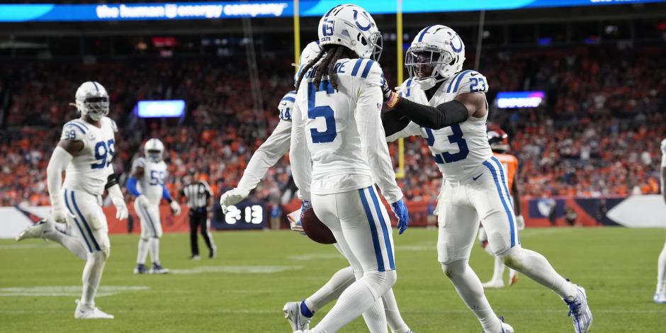 Jugadores de los Colts celebran una intercepción durante el juego de la Semana 5 de la NFL contra los Broncos.