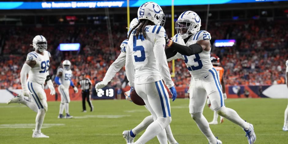 Jugadores de los Colts celebran una intercepción durante el juego de la Semana 5 de la NFL contra los Broncos.