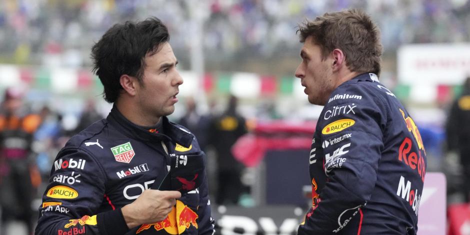 Checo Pérez y Max Verstappen, coequiperos en Red Bull, después del Gran Premio de Japón de F1, el pasado 9 de octubre.