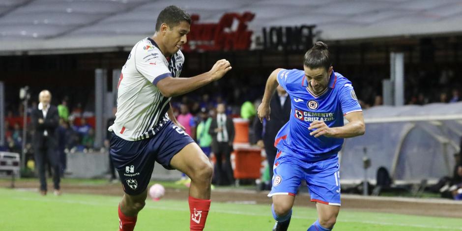 Luis Romo, de Monterrey, persigue a Nacho Rivero, de Cruz Azul, en los cuartos de final del Apertura 2022 de la Liga MX.