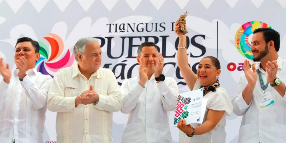 Alejandro Murat y Miguel Torruco entregan estafeta del Tianguis de Pueblos Mágicos al estado de Hidalgo.