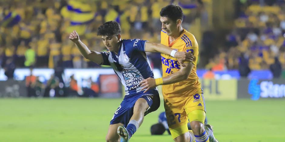 Jesús Angulo, derecha, presiona a Kevin Álvarez, izquierda, en el Tigres vs Pachuca, cuartos de final ida Apertura 2022 de la Liga MX.