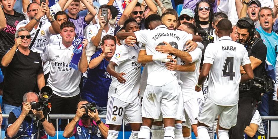 Jugadores del Real Madrid festejan uno de sus goles, ayer.
