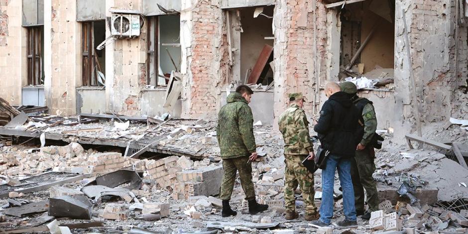 Líderes prorrusos investigan un ataque con misil en la región del Donbás, ayer.