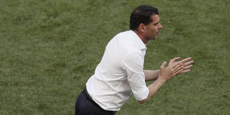 Fernando Hierro da indicaciones en su etapa como entrenador de España,  durante el Mundial de Rusia 2018.