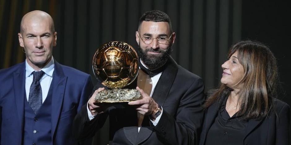 El futbolista francés levanta el premio, ayer, en París.