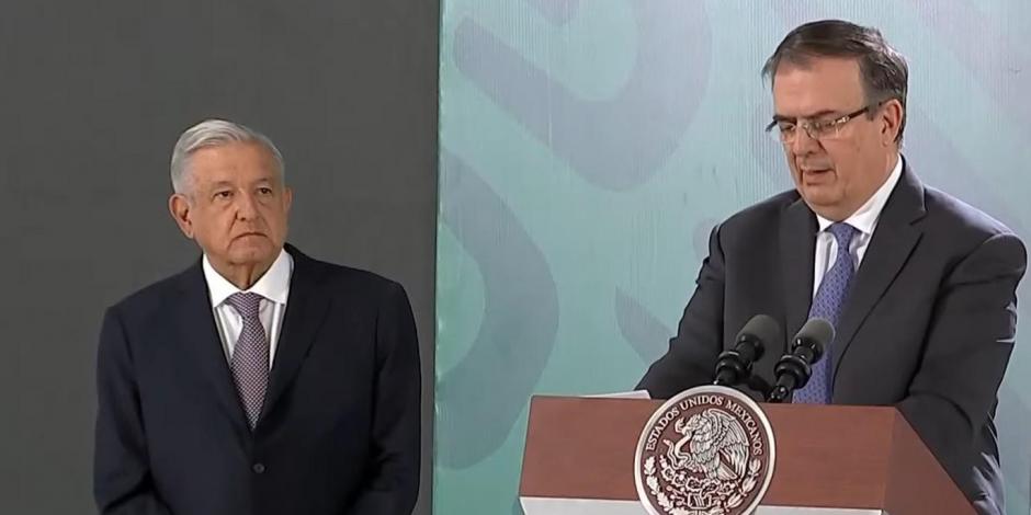 El canciller Marcelo Ebrard (der.) durante la conferencia matutina del Presidente Andrés Manuel López Obrador (izq.) de este miércoles.