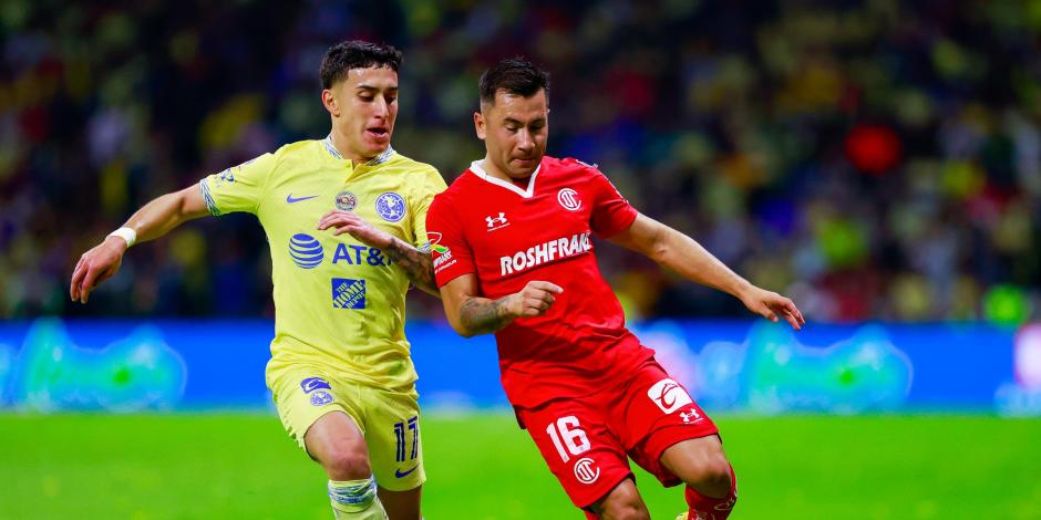 Alejandro Zendejas y Jean Meneses pelean por un balín durante la semifinal de vuelta entre América y Toluca, en el Estadio Azteca.