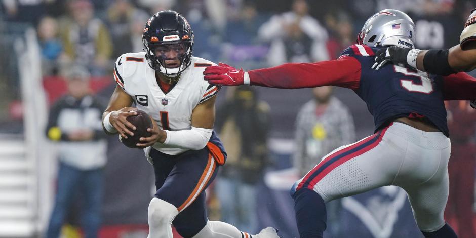 El quarterback Justin Fields (1) de los Chicago Bears supera al linebacker de los New England Patriots Matthew Judon (9) en ls Semana 7 de la NFL