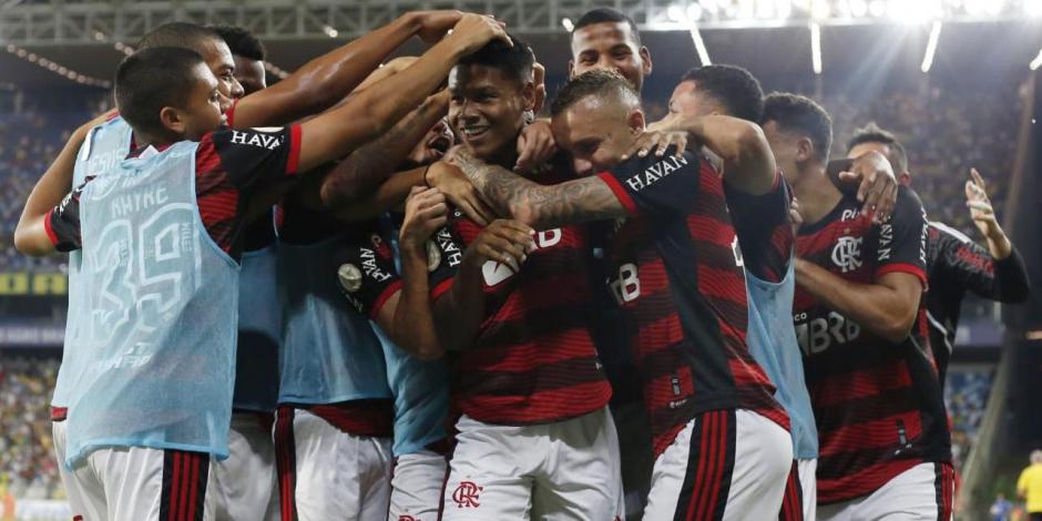 Jugadores del Flamengo festejan un gol.